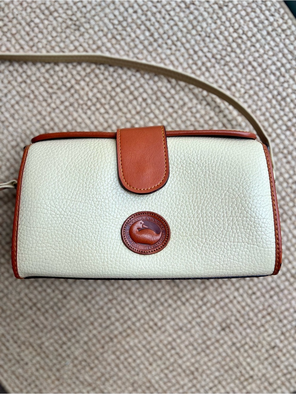 🦆Vintage Dooney & Bourke All Weather Leather Cream British Tan Crossbody Bag USA